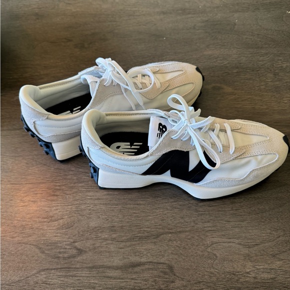 New Balance White and Black Women's Shoes - Picture 3 of 10